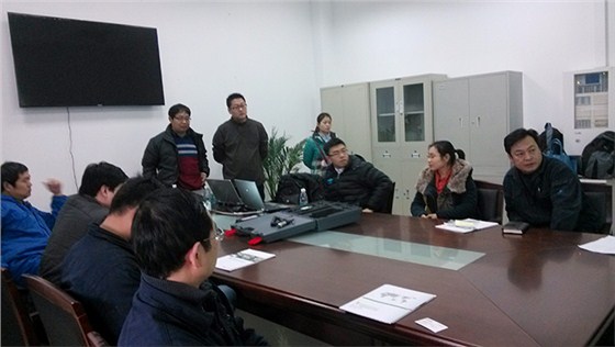 蒋工在为大家讲解检测工具如何使用